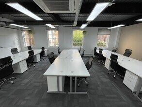 2 Bath Pl, London to rent Interior Photo- Image 2 of 12