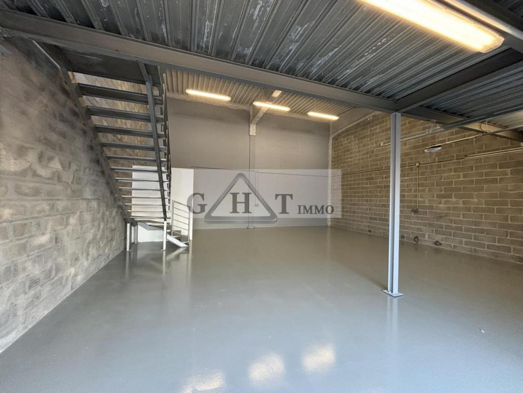 Industrial in Villeneuve-la-Garenne to rent Interior Photo- Image 1 of 5
