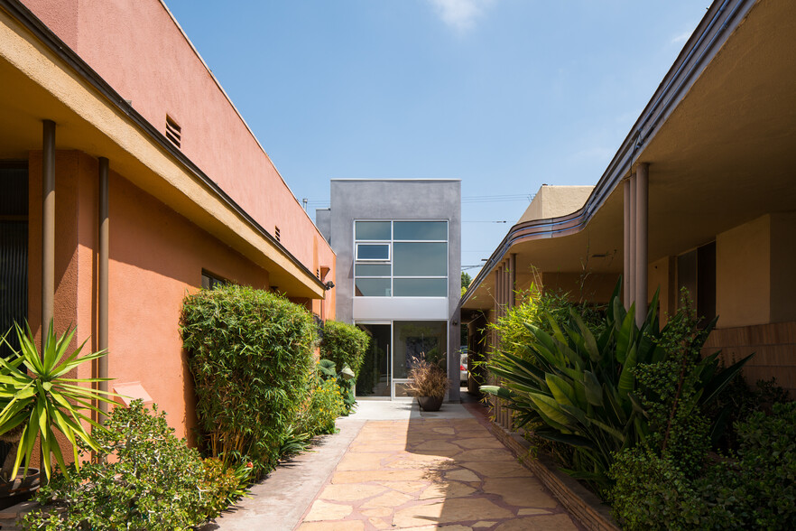 8217 Beverly Blvd, Los Angeles, CA for rent - Building Photo - Image 2 of 5