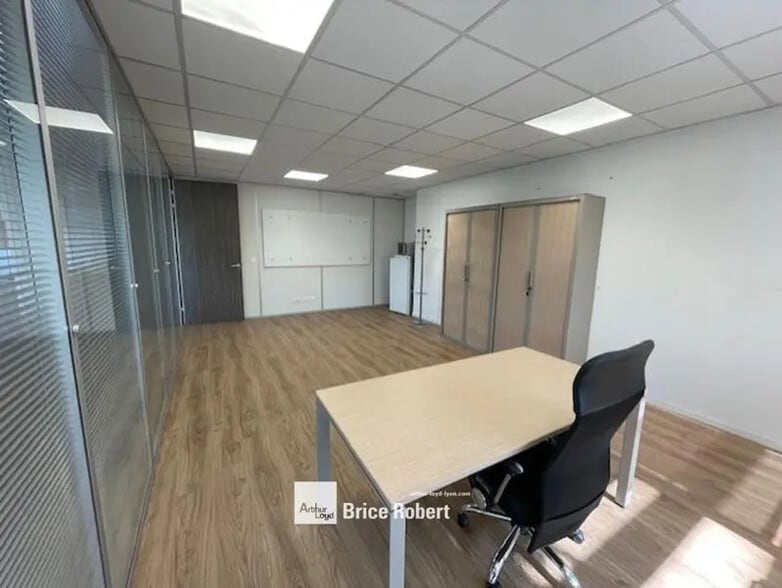 5 Rue Edison, Bron to rent - Interior Photo - Image 2 of 5