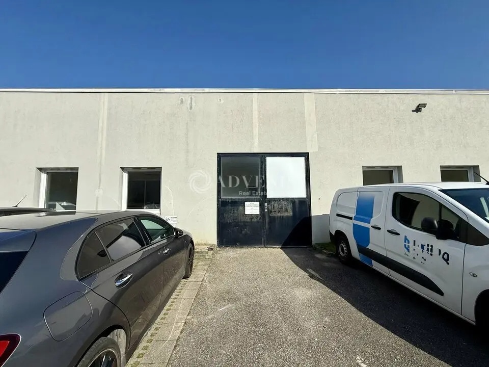 Light Industrial in Villeurbanne to rent Building Photo- Image 1 of 10