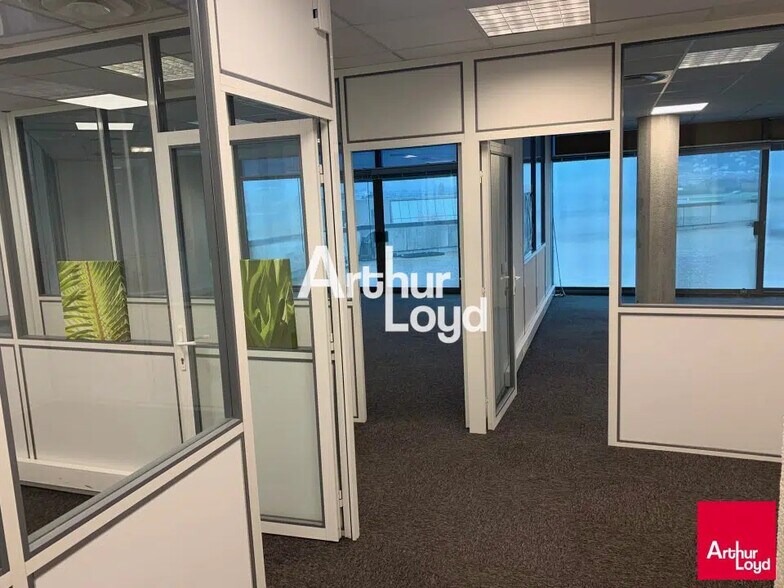 Light Industrial in Cannes to rent - Interior Photo - Image 3 of 11