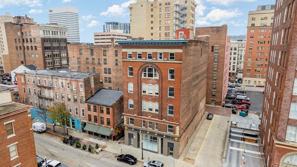 212-214 E 8th St, Cincinnati, OH for rent - Building Photo - Image 3 of 9