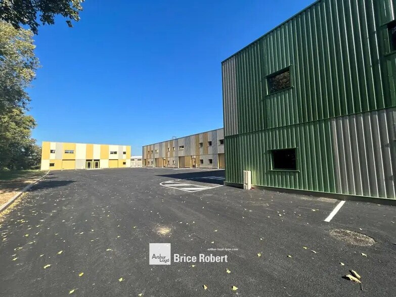 Light Industrial in Saint-Genis-Laval to rent - Building Photo - Image 2 of 6