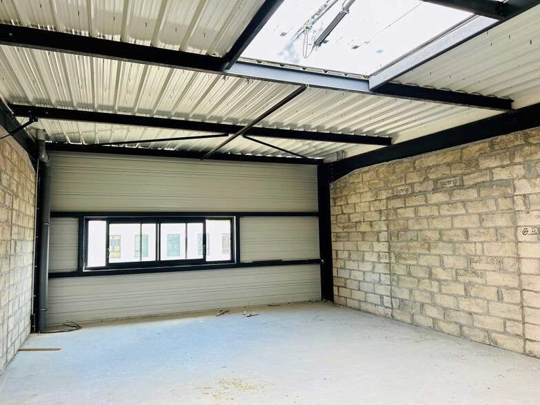 Light Industrial in Épinay-sur-Seine to rent - Interior Photo - Image 2 of 5
