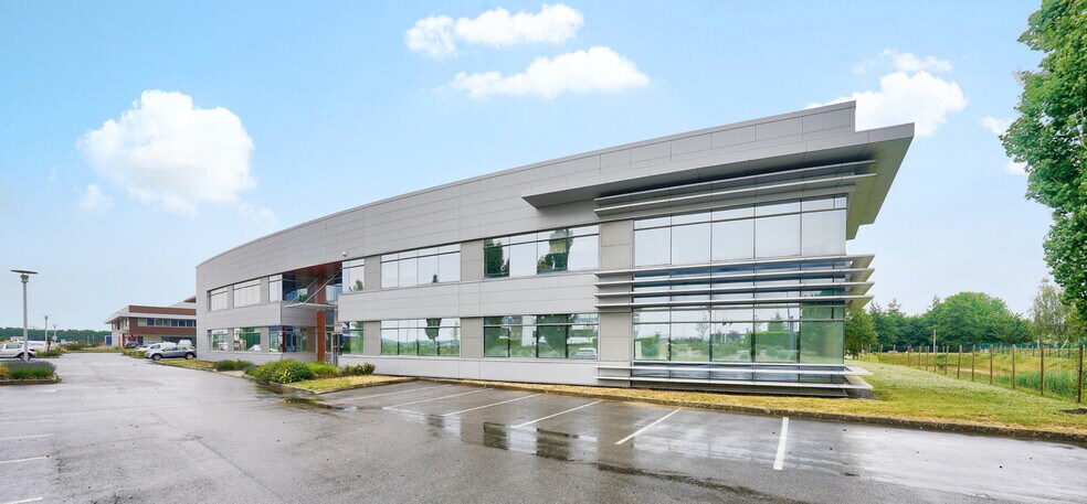 Light Industrial in Lieusaint to rent - Building Photo - Image 1 of 7