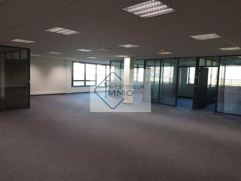 Office in Bry-sur-Marne to rent - Building Photo - Image 1 of 6