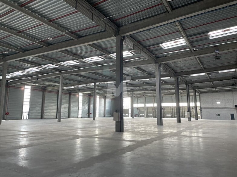 Industrial in Lieusaint to rent - Building Photo - Image 2 of 7