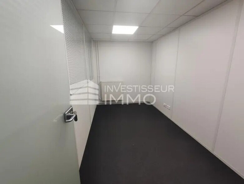 Office in Villiers-sur-Marne to rent - Interior Photo - Image 3 of 3