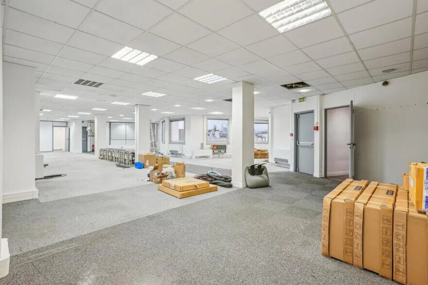 Office in Levallois-Perret to rent - Building Photo - Image 2 of 6