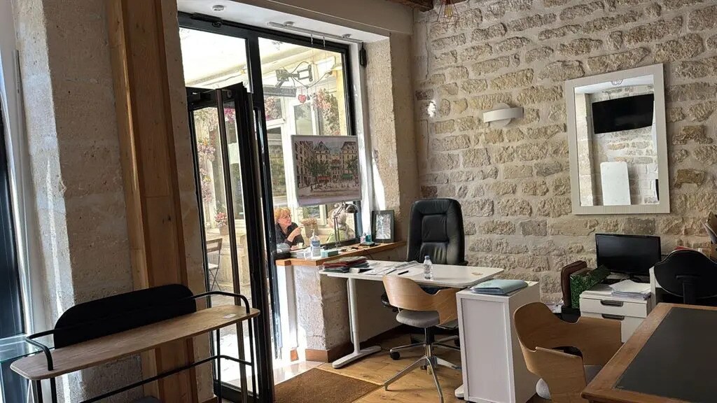 Retail in Paris to rent Interior Photo- Image 1 of 8