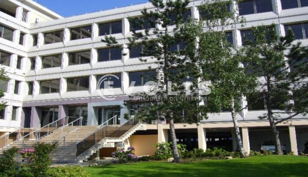 Office in Rungis to rent - Building Photo - Image 1 of 4