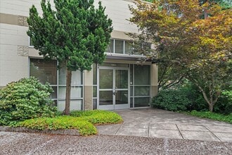 6455 Lakeview Blvd, Lake Oswego, OR to rent Interior Photo- Image 2 of 14