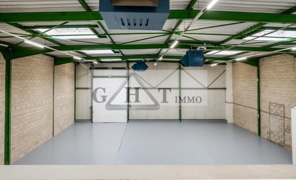 Industrial in Saint-Thibault-des-Vignes to rent - Interior Photo - Image 2 of 5