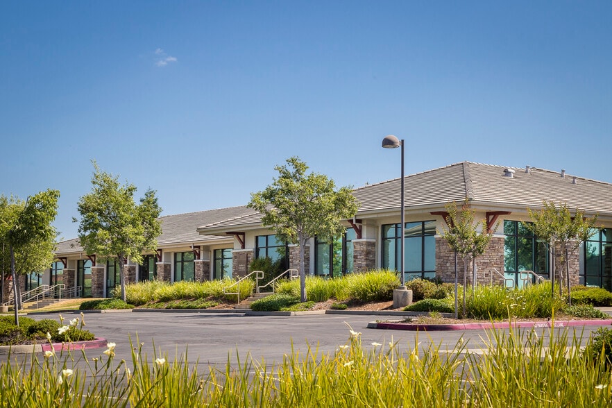 Sierra Vista Office Park portfolio of 3 properties for sale on LoopNet.co.uk - Building Photo - Image 3 of 5