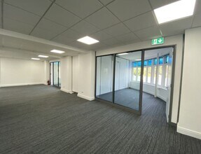 Lower Teddington Rd, Kingston Upon Thames to rent Interior Photo- Image 2 of 5