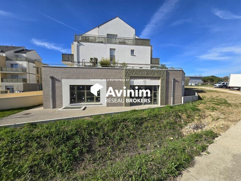 Retail in Vemars to rent - Building Photo - Image 2 of 3