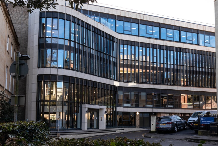 40 Berkeley Sq, Bristol to rent - Building Photo - Image 1 of 9