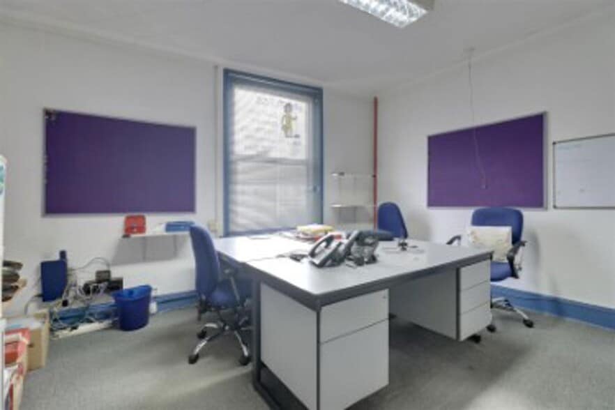 82 Locksway Rd, Southsea for sale - Interior Photo - Image 2 of 8