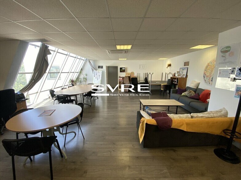Office in Aubagne to rent - Interior Photo - Image 2 of 3