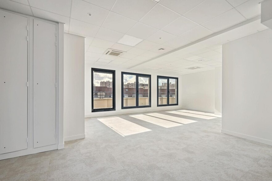 58-60 Avenue Du Général Leclerc, Bourg-la-Reine for sale - Interior Photo - Image 2 of 8