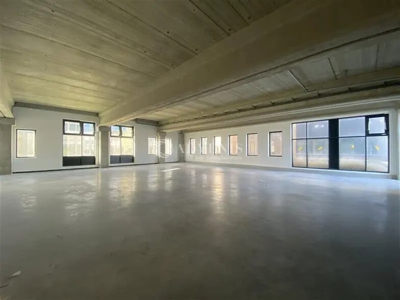 Light Industrial in Nanterre to rent - Interior Photo - Image 3 of 12