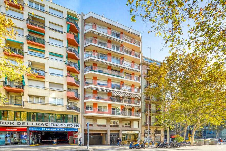 Retail in Barcelona, Barcelona to rent - Primary Photo - Image 1 of 2