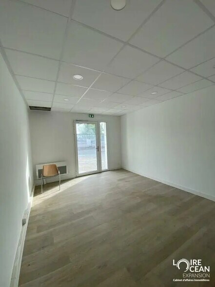 Light Industrial in Nantes to rent - Interior Photo - Image 3 of 7