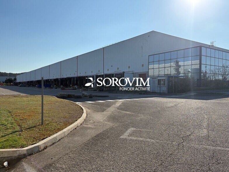 Industrial in Saint-Quentin-Fallavier to rent - Building Photo - Image 2 of 13