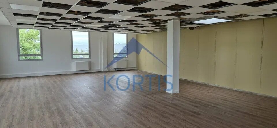 Office in Bron to rent Interior Photo- Image 1 of 7