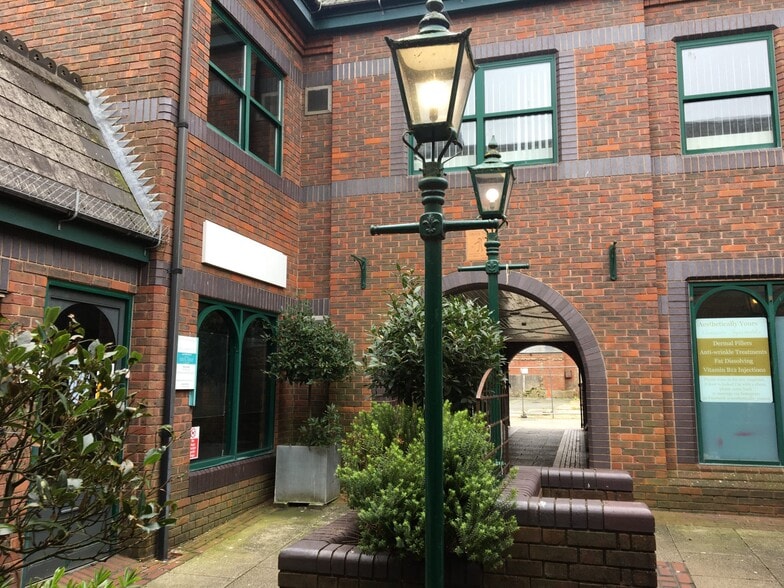 Grays Walk, Newport to rent - Building Photo - Image 2 of 2