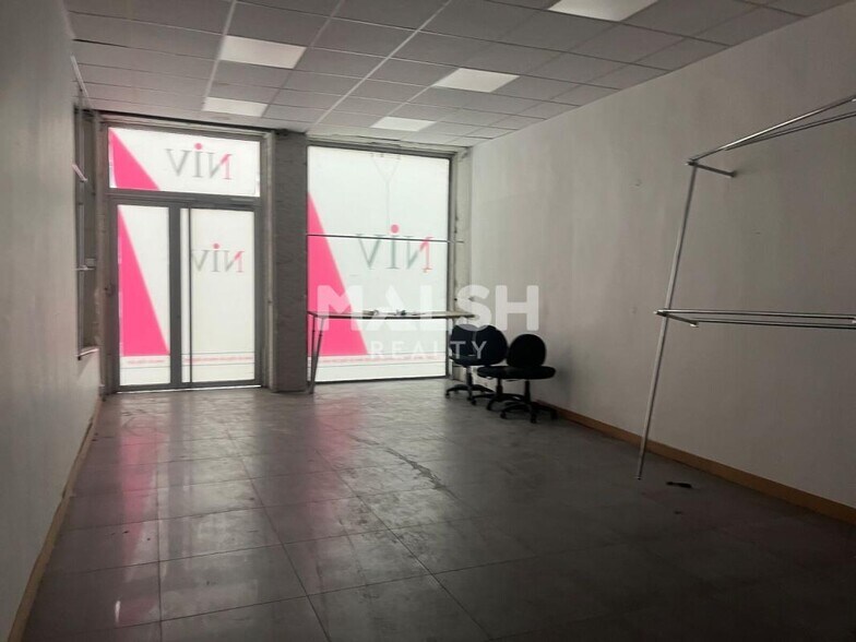Retail in Lyon to rent - Interior Photo - Image 2 of 6