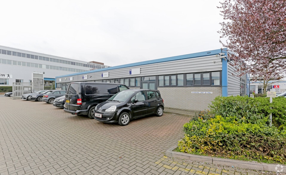 Langston Rd, Loughton to rent - Primary Photo - Image 1 of 2