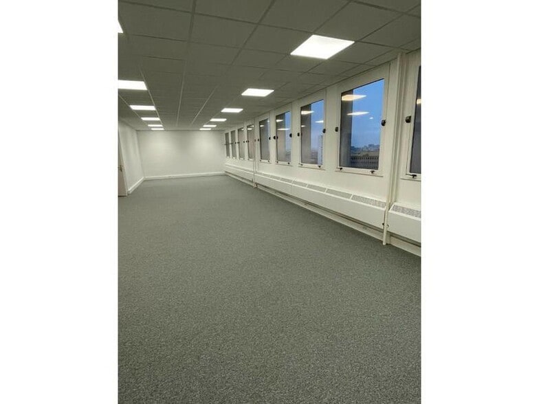 Industrial in Paris to rent - Interior Photo - Image 2 of 15