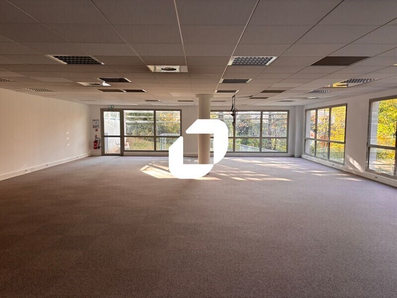 Office in Écully to rent Interior Photo- Image 1 of 23