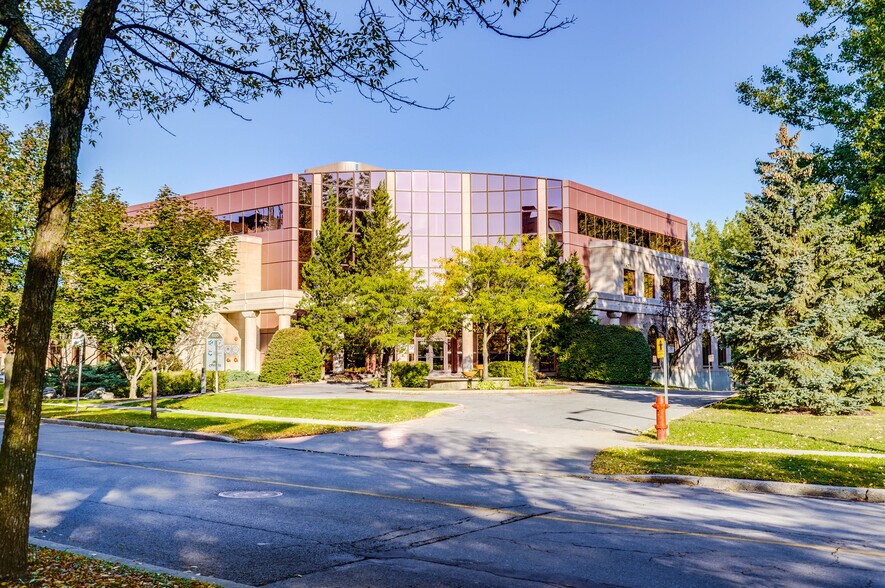 600 Ch Du Golf, Verdun, QC for sale - Primary Photo - Image 1 of 1