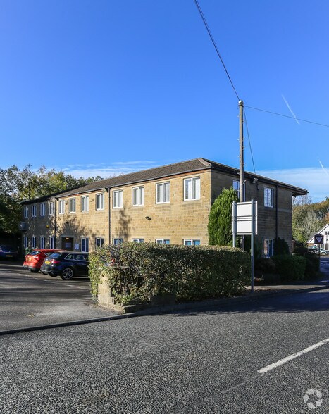 Wakefield Rd, Huddersfield for rent - Building Photo - Image 1 of 1