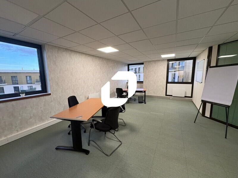 Office in Chatou to rent Interior Photo- Image 1 of 4