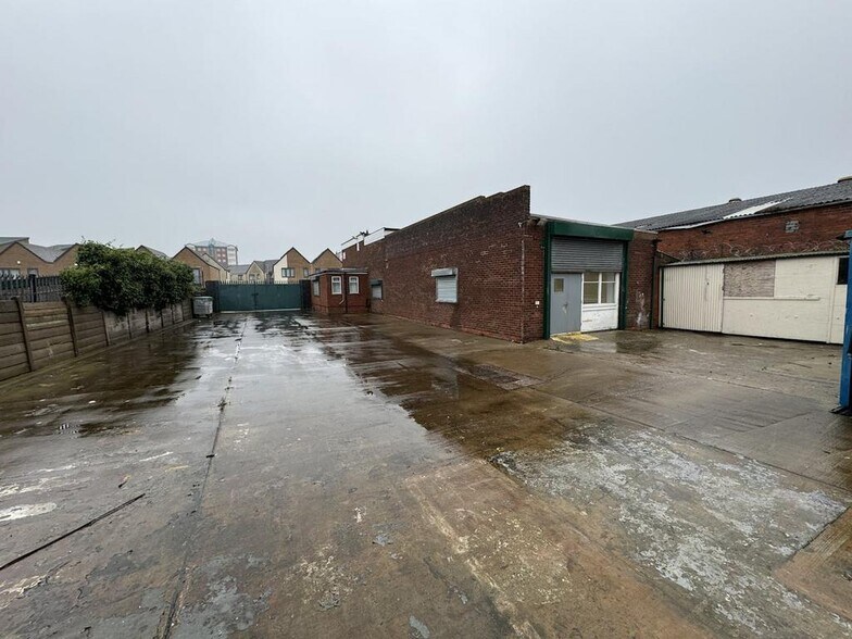 Lyng Ln, West Bromwich to rent - Building Photo - Image 3 of 13