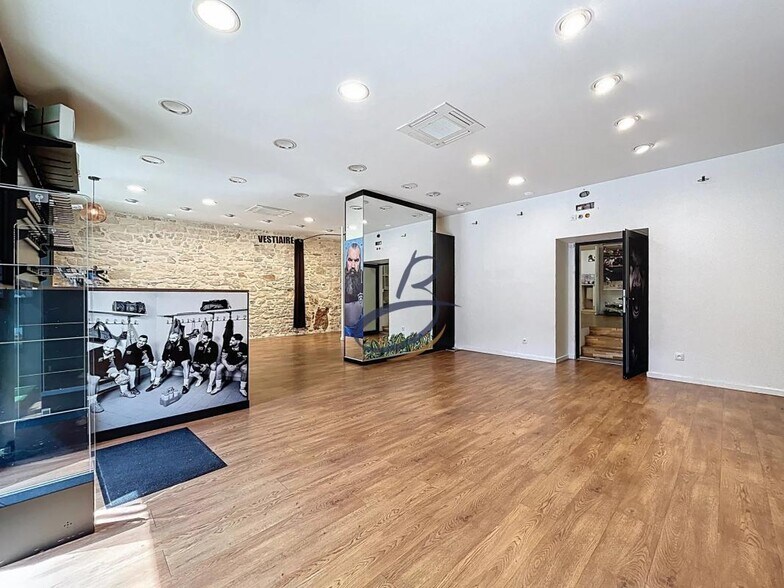 Retail in Bourgoin-Jallieu to rent - Interior Photo - Image 3 of 7