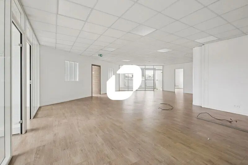 Office in Nanterre to rent - Interior Photo - Image 2 of 9