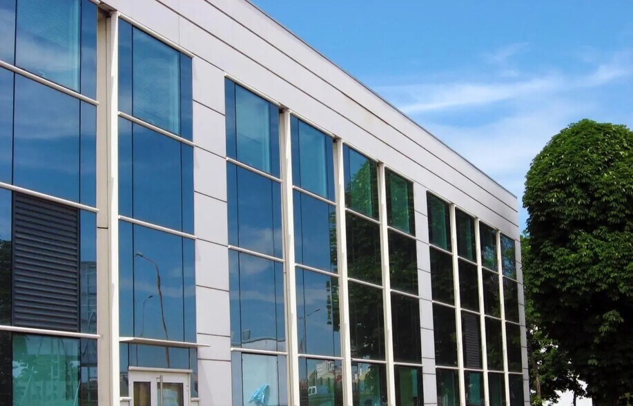 15-27 Rue Du 1er Mai, Nanterre to rent - Building Photo - Image 2 of 7