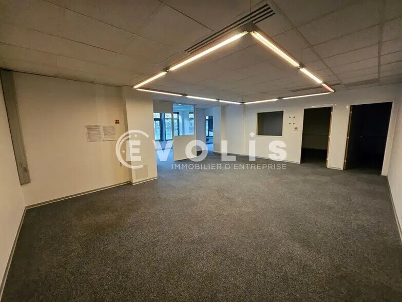 Office in Ivry-sur-Seine to rent - Building Photo - Image 2 of 77