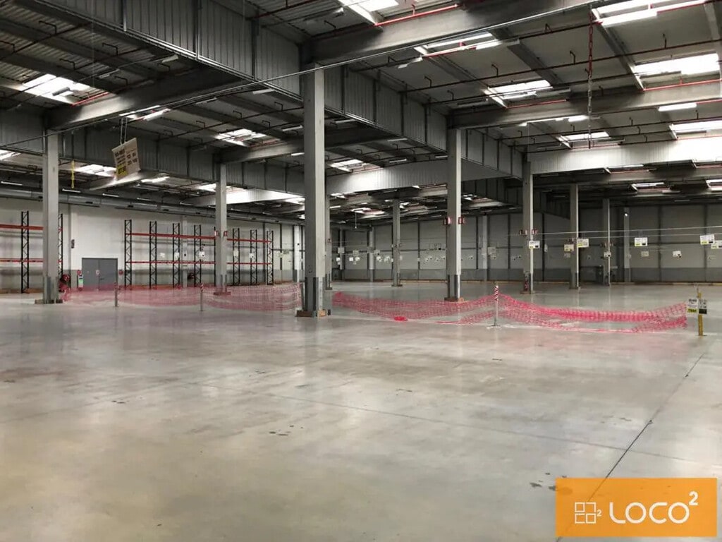 Location Entrepôt 6 234 m² - Photo 1
