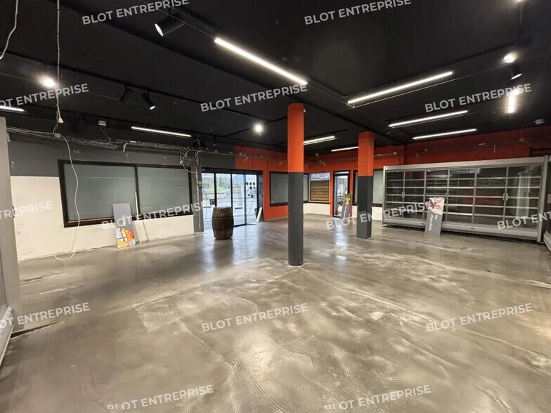 Retail in Lorient for sale - Interior Photo - Image 2 of 9