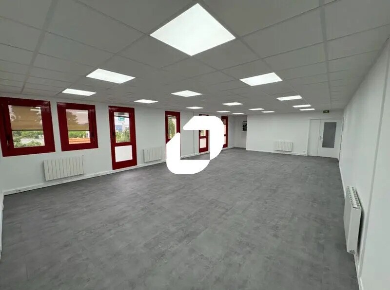 Light Industrial in Éragny to rent Interior Photo- Image 1 of 2