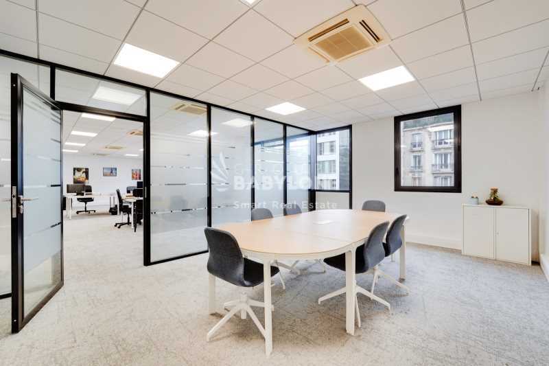 Office in Levallois-Perret to rent - Building Photo - Image 3 of 11