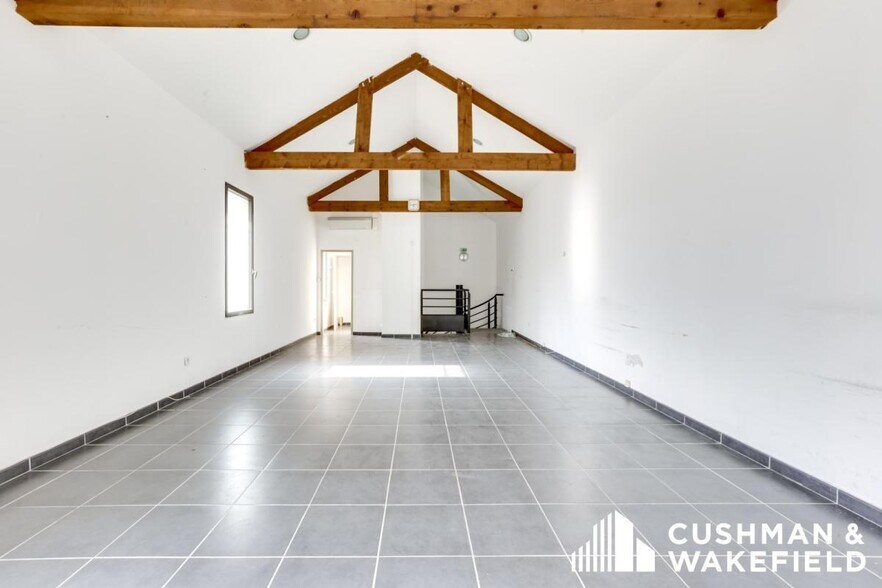 Light Industrial in Marseille to rent - Interior Photo - Image 2 of 6
