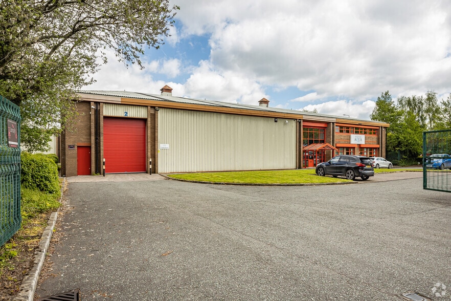 4 Fourmarts Rd, Wigan to rent - Building Photo - Image 2 of 2