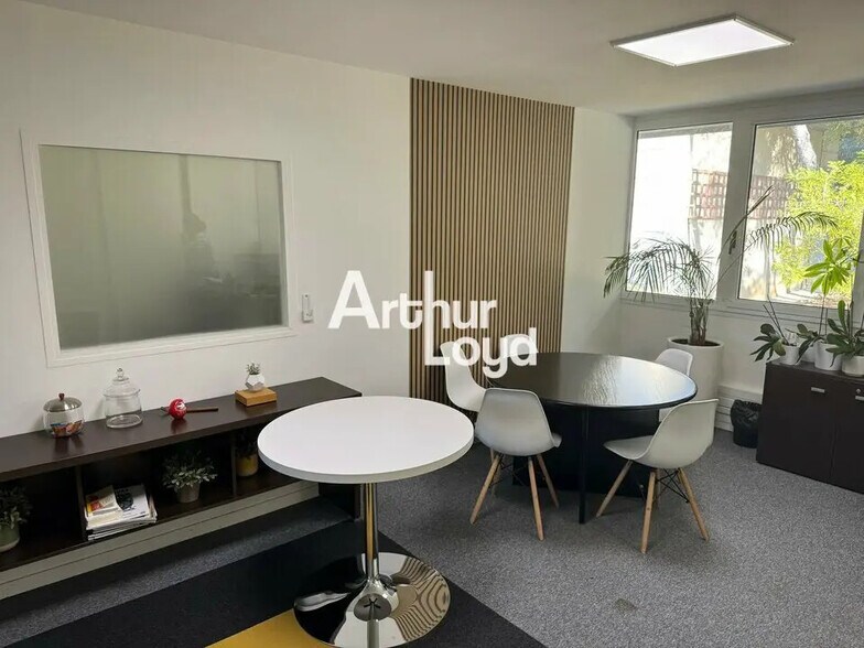 Office in Valbonne to rent - Interior Photo - Image 1 of 9